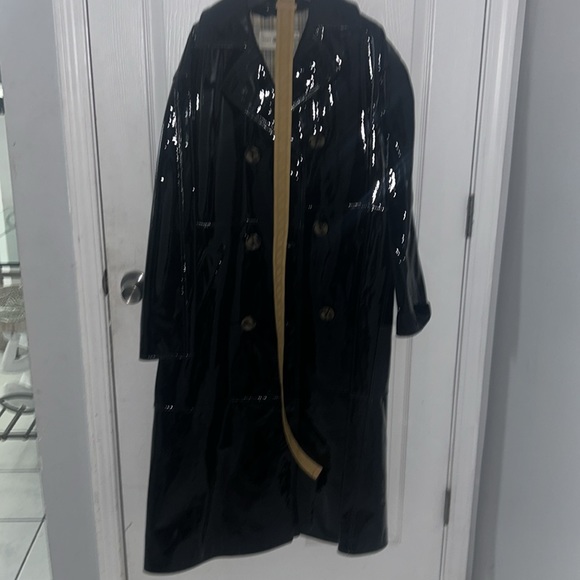 Tory Burch Patent Trench Coat Black
Colorblock Pattern
Button Closure - Picture 3 of 8